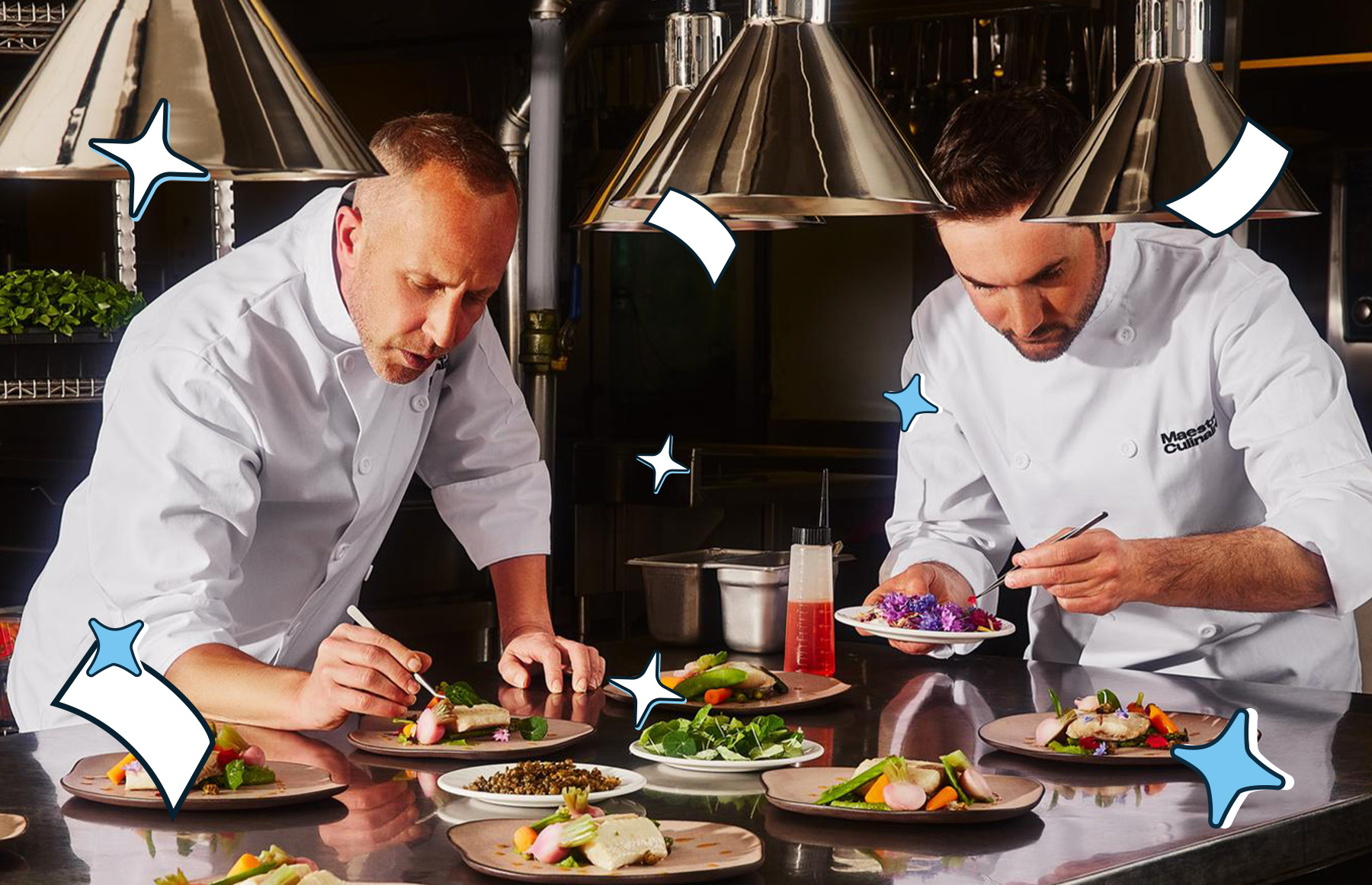 Deux chefs au Centre des congrès de Québec dressant soigneusement des plats gastronomiques en cuisine, avec des étoiles ludiques.