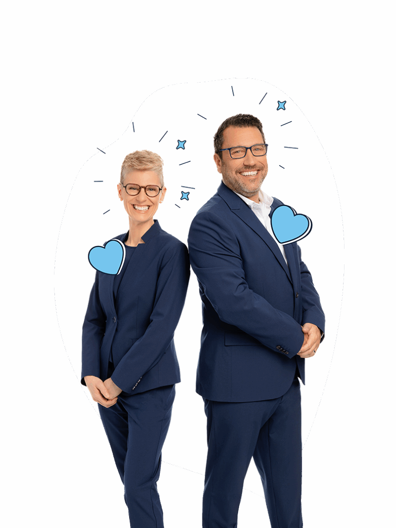 Deux professionnels d’événements souriants en complets bleu marine, debout dos à dos avec des cœurs et étoiles bleus ludiques.